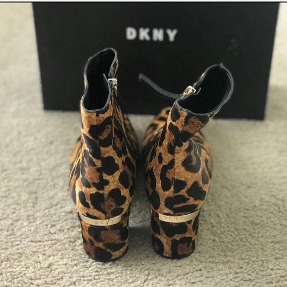 COPY - GEORGEOUS DKNY BOOTIES in excellent condition. Leapord, cheetah color - Picture 3 of 3